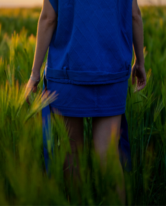 Jupe et veste bleues vu de dos