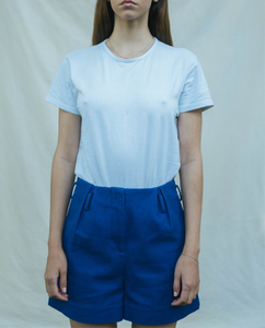 Short Politesse bleu porté avec un t shirt blanc